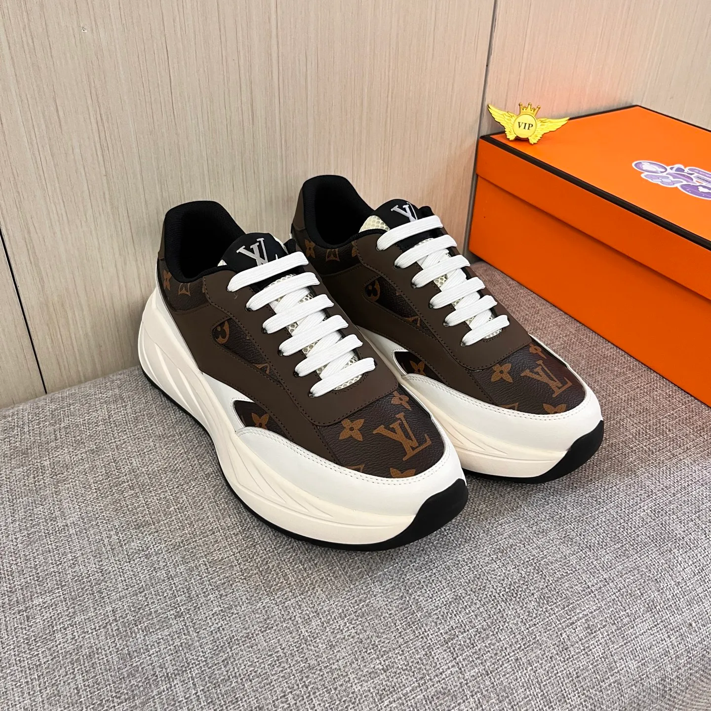 🚘🚘Factory batch 460 men's shoes💰[LV]🔥 Louis Vuitton, high-end men's shoes brand, official website 1:1 latest masterpiece: the upper is made of Italian imported first-layer cowhide with a comfortable and breathable lining➕original non-slip and wear-resistant outsole🔥, making walking more convenient and comfortable! An exclusive new model, a stunning work, a beautiful 1:1 replica [color] compared to the official quality! Create a fashionable personality to set off your uniqueness! A must-have for trendy men! Classic 🔥Size: 38-44 Color: 🔥 2⃣️colors available🔥.